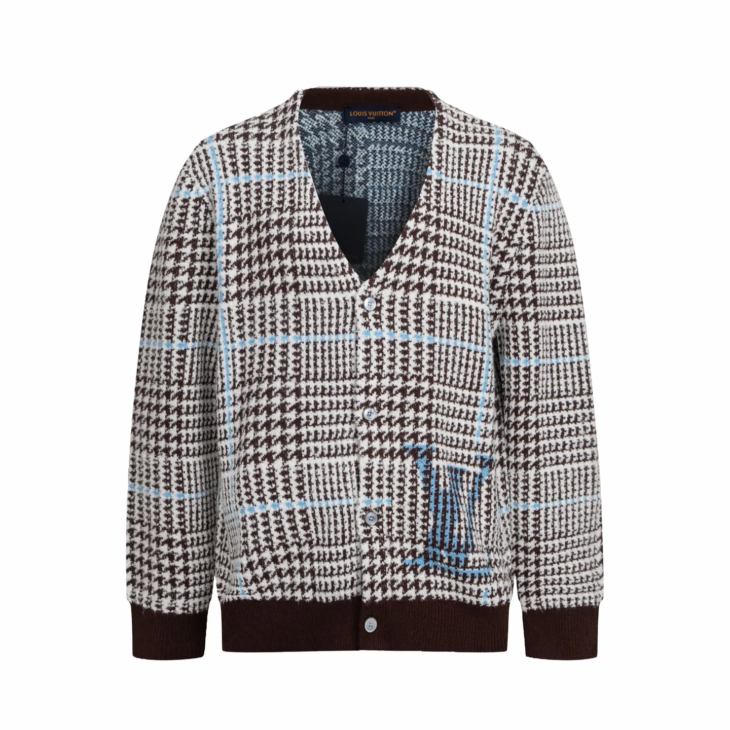 🅿️570 1v 26SS houndstooth letter intarsia V-neck knitted cardigan. The original version was purchased for 14,743 and developed. The fabric is made of yarn fabric made of 69% sheep wool blended with 31% nylon. The main pattern is woven with a full-width jacquard process, which interweaves the houndstooth pattern with light blue line texture. At the same time, the brand logo elements are integrated into the body through the intarsia process, and the edges of the pattern are connected delicately and seamlessly. The collar, cuffs and hem are made of 100% sheep wool ribbed fabric, and are edged with double-needle seaming technology, which has both elasticity and shaping effect. The front placket is equipped with natural-textured buttons, and the side seam pockets use invisible stitching technology to blend naturally with the jacquard texture of the body. The overall shape is shaped through three-dimensional tailoring, and the shoulders are stitched with seamless stitching to ensure fit and comfort. The entire piece is finished with handcrafted details in an Italian workshop, showing the craftsmanship precision of high-quality knitted items. The overall wiring is straight and delicate, the fabric is comfortable and soft, and the color is consistent without color difference. It can be matched with the same style to create a fashionable look and control various occasions. Customized accessories, complete with three standards, the same style for men and women. Size:S-M-L-XL